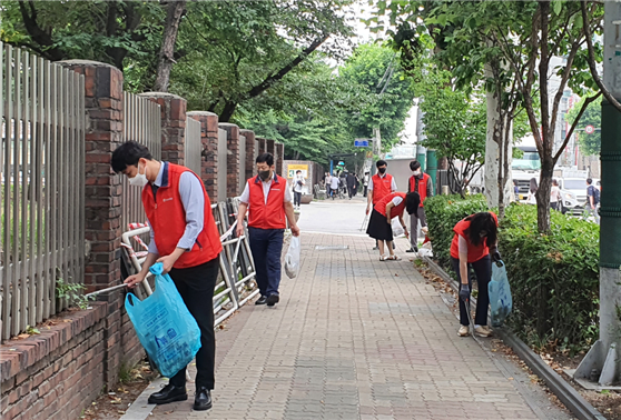 출근길 '모닝 플로깅'으로 쾌적한 거리 조성 힘써 사진