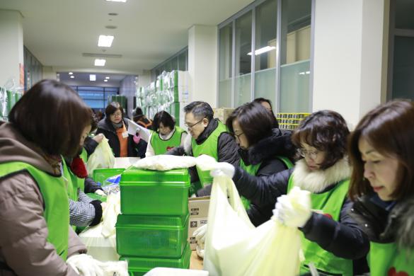 사랑의 떡국나누기 및 지역아동센터 후원금 전달 사진