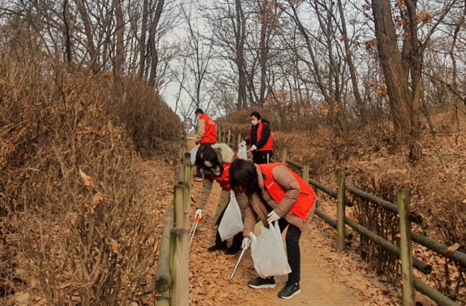 운동UP! 환경UP! 플로깅 캠페인 실시 사진