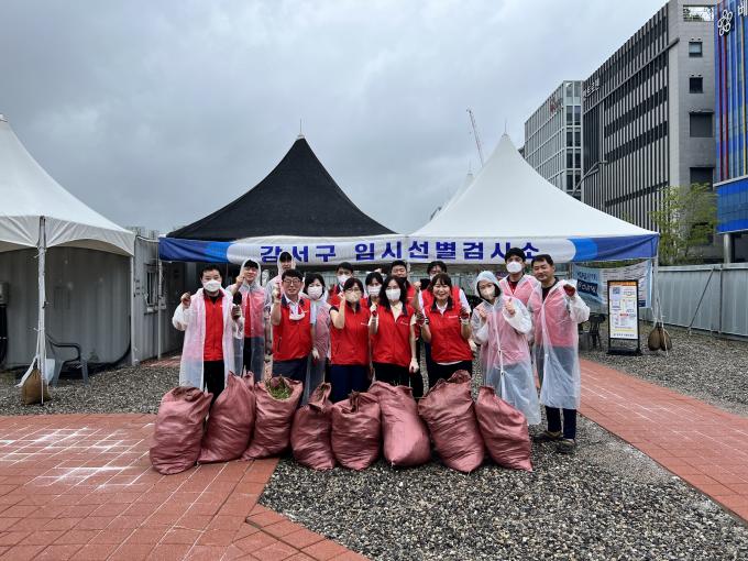 코로나 19 선별진료소 일대 환경정화 실시 사진
