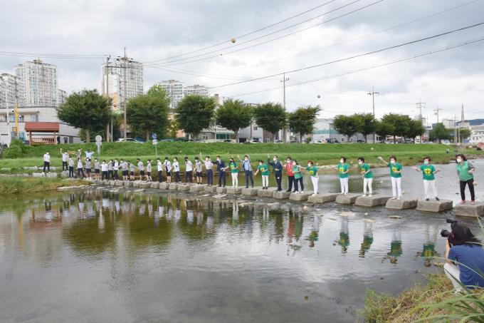 지역하천 수질개선을 위한 「EM흙공 던지기」캠페인 성료 사진
