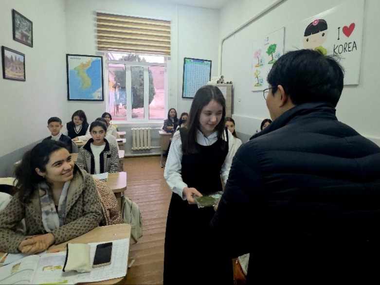 부하라 42번 학교에서의 사회공헌 활동 모습